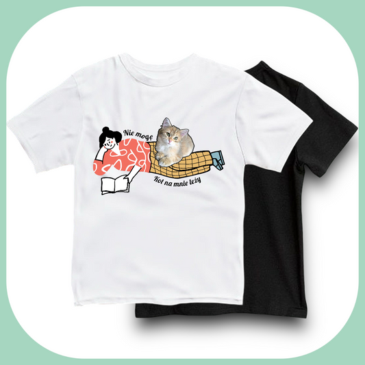 Koszulka z Twoim Pupilem Personalizacja / Biała / Czarna / Dziecięca Unisex / Kot na mnie leży
